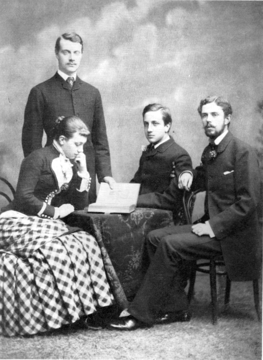 Gustave V de Sude (assis  droite) avec Victoria de Bade (assise  gauche) et Frdric de Bade (debout) - Louis de Bade (assis au milieu) en 1882